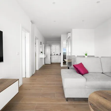 Konukevi Adriatic Garden 3*